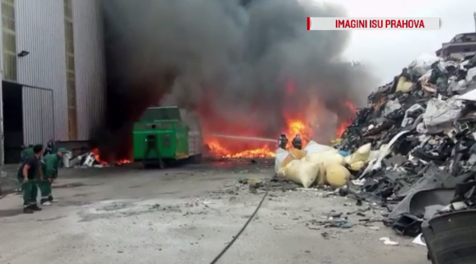 Incendiu puternic pe platforma unei foste rafinării de la marginea oraşului Ploieşti