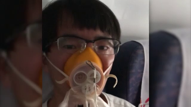 Copilot, aproape să fie aspirat după spargerea geamului unui Airbus. Scenele filmate