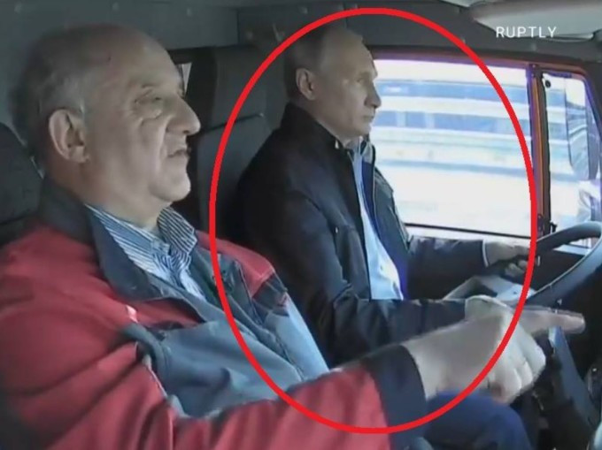 Detaliul observat de jurnaliști la Putin în timp ce conducea camionul pe podul din Crimeea