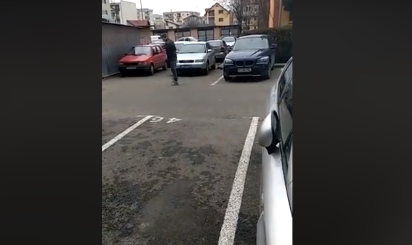 Imagini inedite în Cluj. Un tânăr care ar fi sub influența drogurilor, filmat pe stradă. VIDEO
