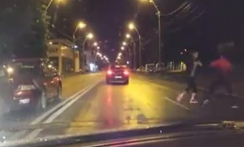 Bătaie în trafic, cu bâte și cuțite, în Târgu Jiu. 4 bărbați, reținuți