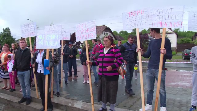 Localnicii unei comune din Bistrița-Năsăud, supărați pe primar. Vrea să taie pădurea să extindă groapa de gunoi