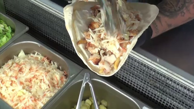 Cum arată șobolanul prăjit, gata să fie porționat în șaorma comandată prin aplicațiile de livrări. Inspectorii, șocați