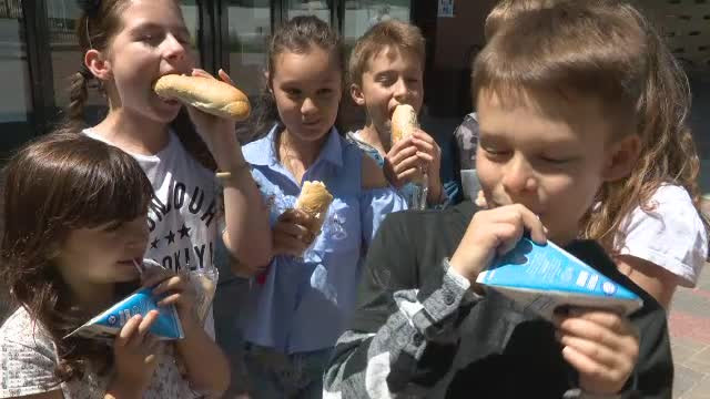 Cornul şi laptele, înlocuite cu miere şi păstârnac. Copiii riscă să rămână fără gustare