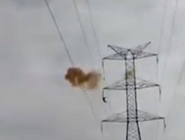 Un bărbat care tocmai renunţase să se arunce de pe un stâlp a murit electrocutat