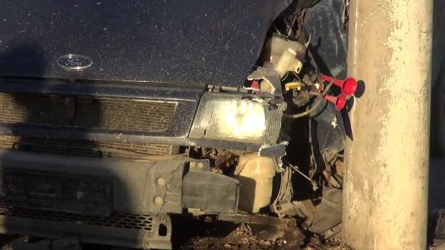 Scandal în Galaţi, după ce un tânăr a intrat cu un microbuz într-un stâlp de iluminat