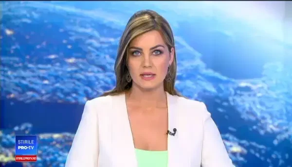 Vântul în rafale puternice a doborât un copac peste un autobuz în Braşov, în centrul oraşului