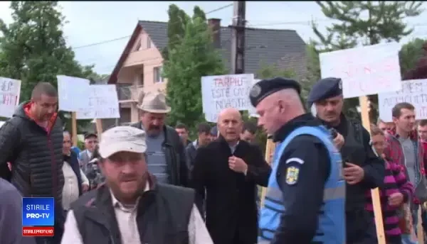 Localnicii unei comune din Bistrița-Năsăud, supărați pe primar. Vrea să taie pădurea să extindă groapa de gunoi