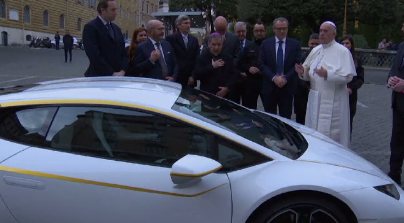 Suma cu care a fost licitat un Lamborghini Huracan, primit cadou de Papa Francisc