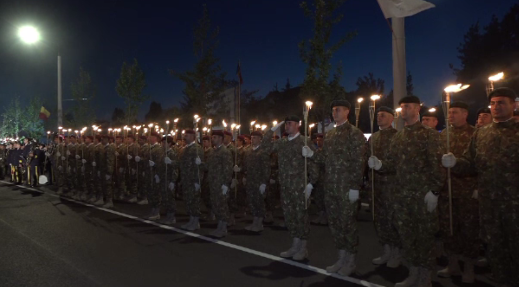 Defilare impresionantă la Buzău. Sute de militari au făcut paradă cu torțe de Ziua Eroilor