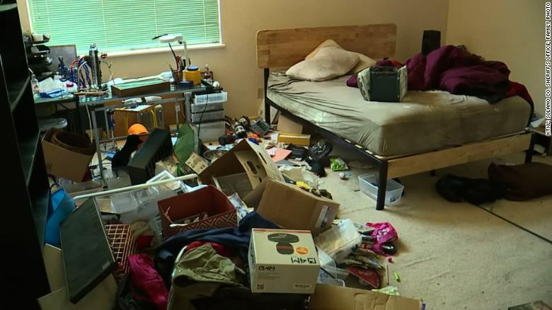 Zece frați, torturați într-o casă chiar de părinții lor. Starea deplorabilă în care au fost găsiți