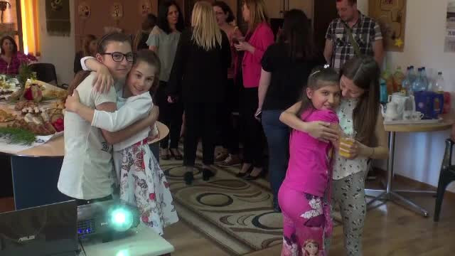 Șapte frați orfani s-au reunit, după 3 ani. Câteva ore mai târziu a venit clipa despărțirii