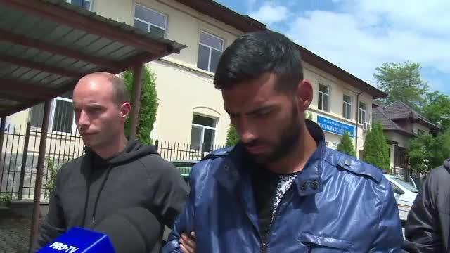 Reținuți după ce au fost filmați cum fură bani din bancomate, cu ajutorul unui dispozitiv