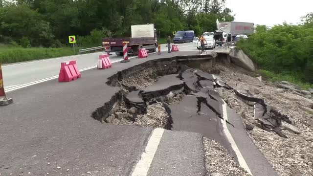 Crater uriaș pe un drum național. Șoferii povestesc cum au fost la un pas de tragedie