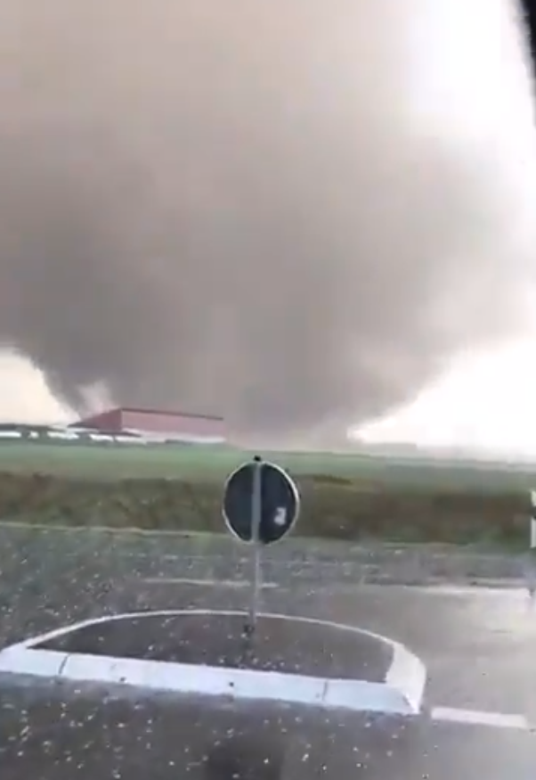 Vestul Germaniei, afectat de o tornadă. Două persoane au ajuns la spital. Zeci de case, distruse