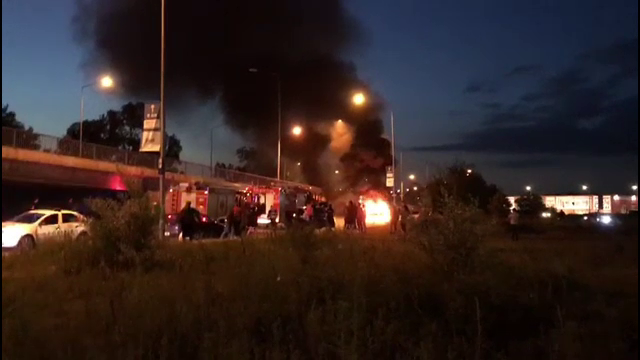 O mașină a fost cuprinsă de flăcări în Capitală. Un scurtcircuit ar fi provocat incendiul