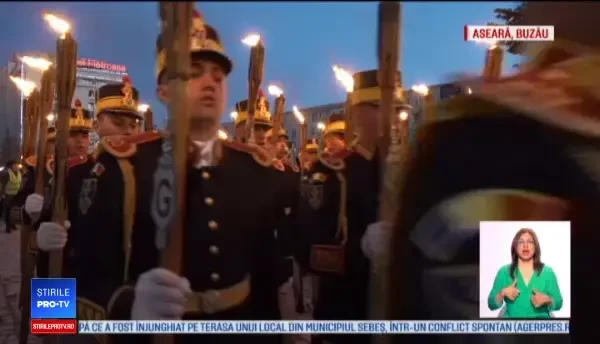 Defilare impresionantă la Buzău. Sute de militari au făcut paradă cu torțe de Ziua Eroilor