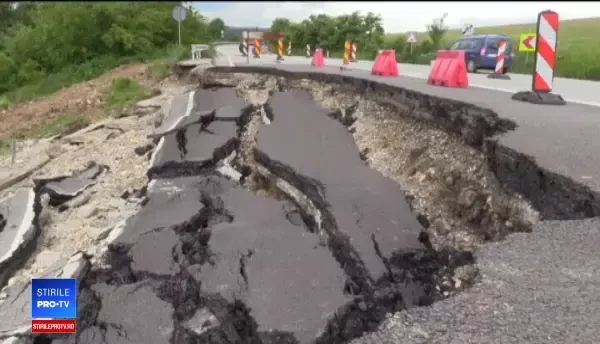Crater uriaș pe un drum național. Șoferii povestesc cum au fost la un pas de tragedie