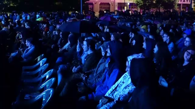 Zilele Clujului. 1000 de persoane, în ploaie pentru o piesă de teatru în aer liber