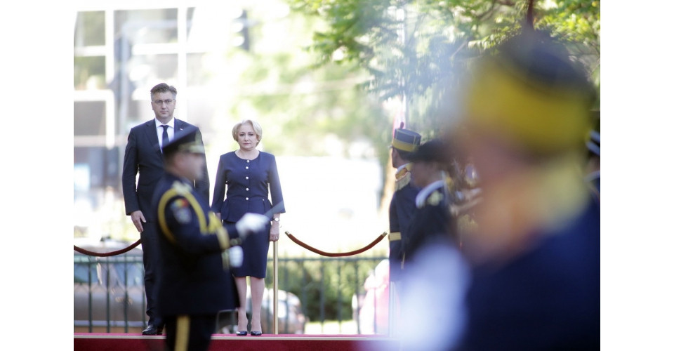 Premierul Croaţiei, primit cu onoruri militare la Palatul Victoria. Dăncilă, eroare de protocol