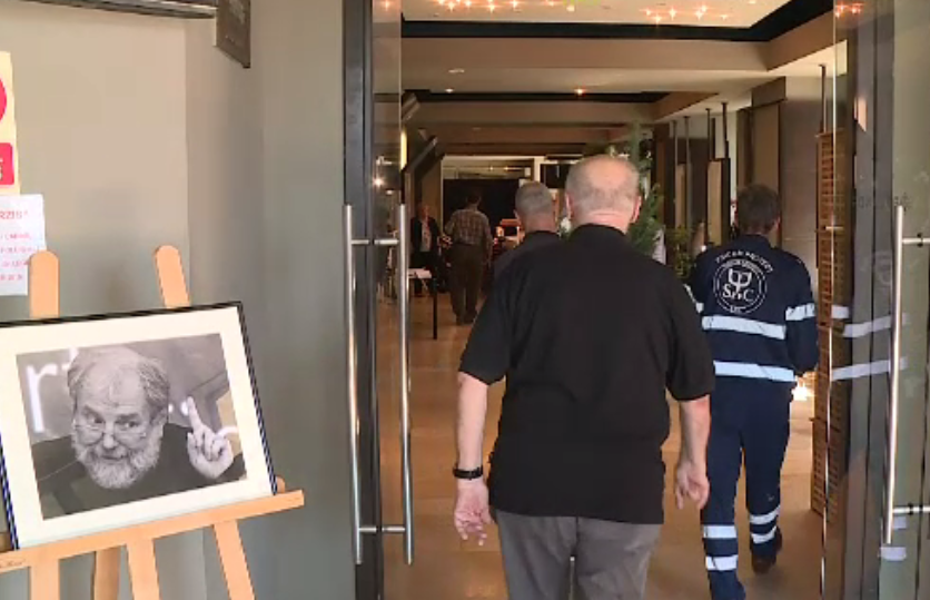 Sicriul cu trupul regizorului Lucian Pintilie, depus la Teatrul Bulandra