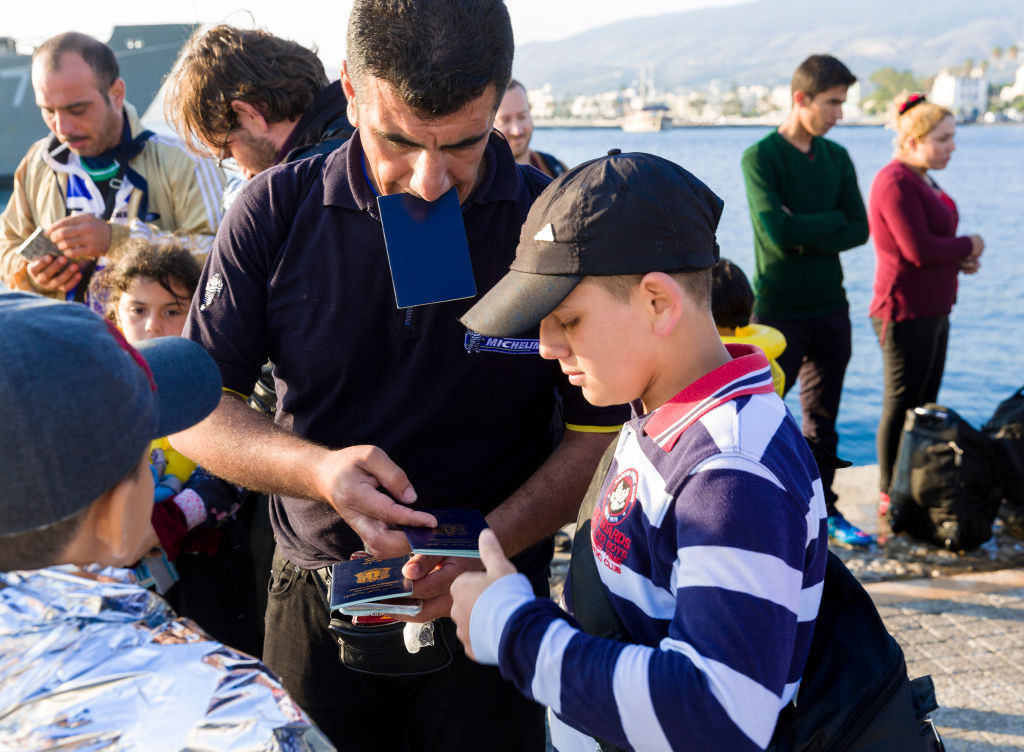 Cât de ușor este să obții ilegal un pașaport european. Reportaj BBC cu camera ascunsă
