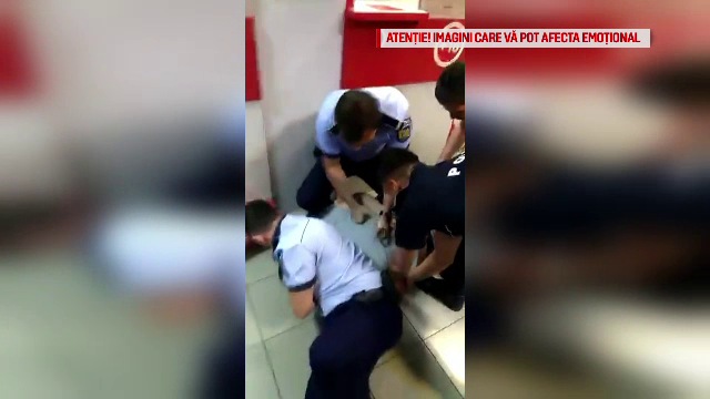 Doi polițiști sunt anchetați, după ce ar fi agresat un bărbat. Martor: "Îi dădea pumni”