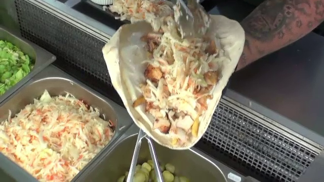 O femeie a plătit 2.800 de dolari pentru o shaorma. Cum ar fi fost păcălită