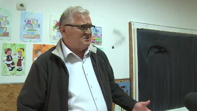 Elevă, bătută de profesor până a făcut pe ea. Dascălul a recunoscut totul