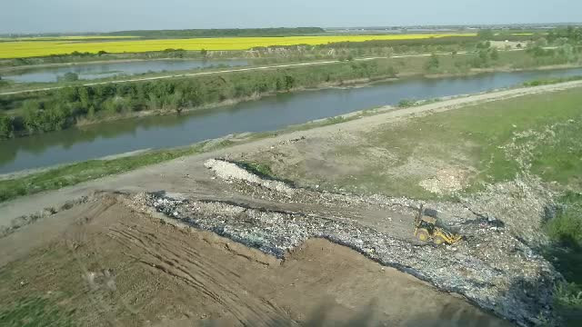 Instituţiile statului român se fac că nu văd poluarea. "Nu e groapă de gunoi, terenul e de aşa natură"