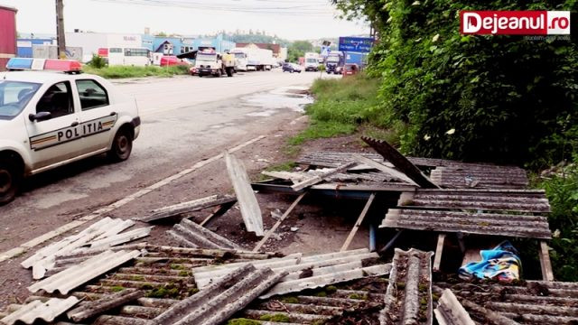 Patru copii răniți, după ce copertina unei staţii de autobuz a căzut peste ei. VIDEO