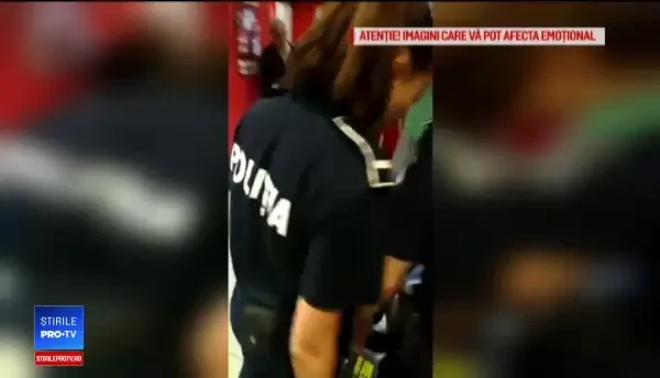 Doi polițiști sunt anchetați, după ce ar fi agresat un bărbat. Martor: Îi dădea pumni