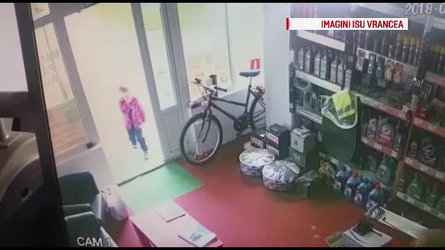 Un copil era să moară sufocat în timp ce-şi aştepta tatăl la cumpărături. Cine l-a salvat