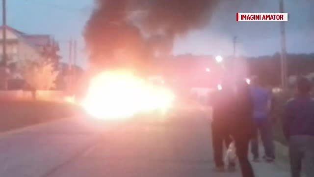 O utilitară plină cu stupi şi sirop a ars ca o torţă pe un drum din Vâlcea