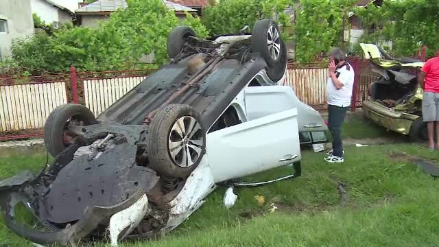 Accident în lanţ, pe o şosea din Dâmboviţa. "Am văzut maşina zburând peste mine"