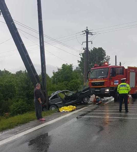 Accident grav pe Valea Oltului, unde o mașină a intrat într-un stâlp. O persoană a murit, două au fost rănite