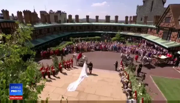 Nunta regală. Harry și Meghan au străbătut localiteatea Windsor în caleașcă și au salutat mulțimea numeroasă