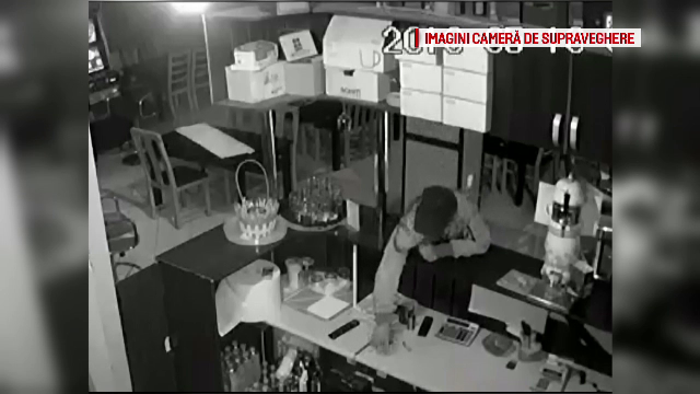 Hoț, surprins de camerele de supraveghere când fură un telefon dintr-un bar