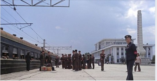 Un militar nord-coreean a murit de foame, dupa ce trenul cu care mergea a intarziat o saptamana