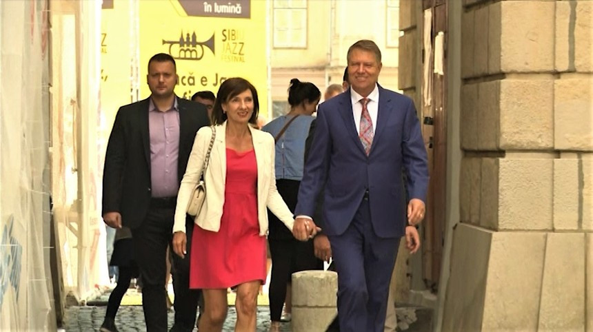 Cuplul prezidențial, surprins la o biserică din Sibiu, la slujba de Rusalii