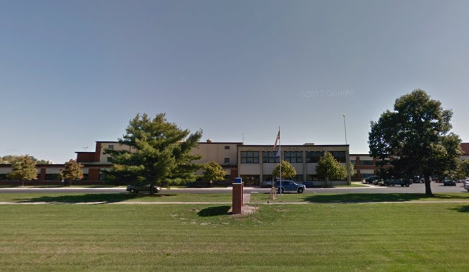 Adolescentă născută cu o malformație la nivelul feței, umilită de un polițist, la școală