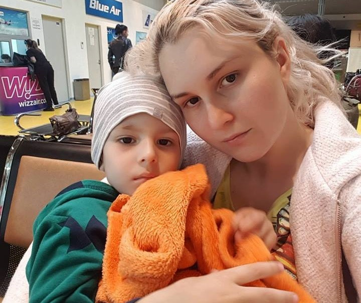 Un copil de 3 ani se luptă cu cancer la rinichi. Cum îl puteți ajuta