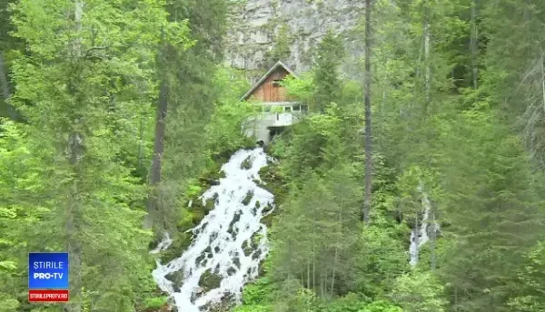 Cascada din România care curge printr-o casă Se spune că apa ar avea puteri magice