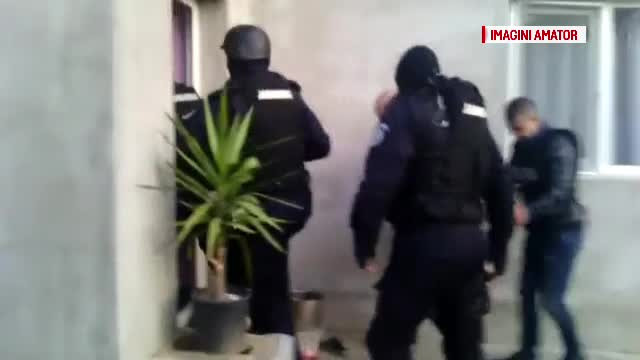 Percheziții la persoane care ar fi comis jafurile din Sinești, după ce înțepau roțile mașinilor