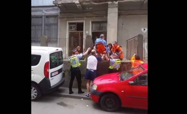 Pacient cu infarct, scos peste gard din cauza unei mașini care a blocat accesul ambulanței. VIDEO