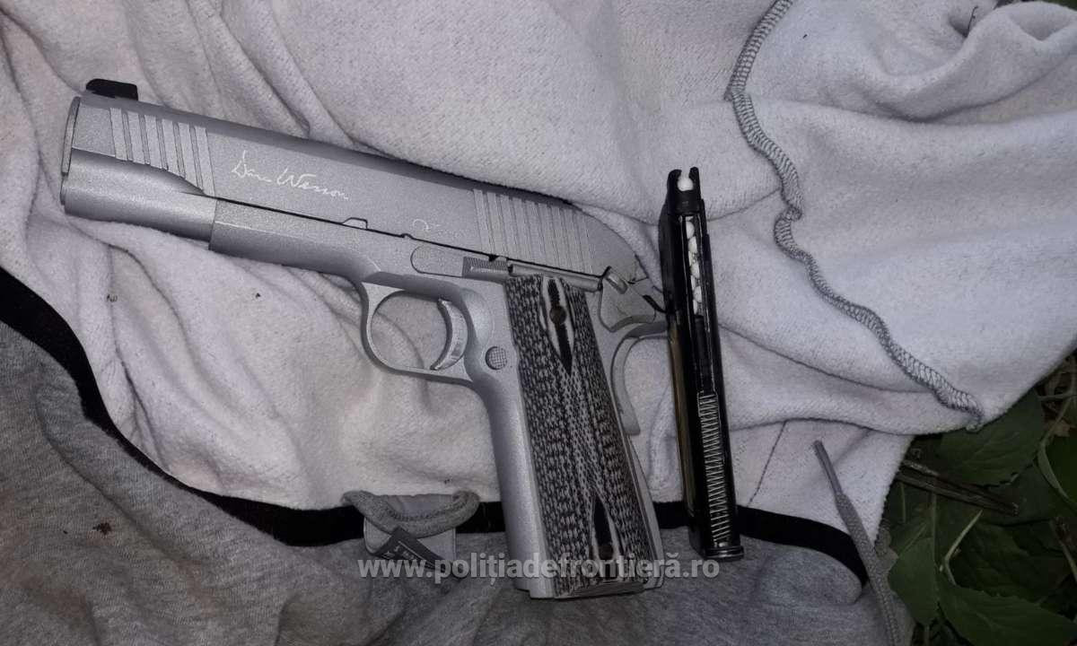 Şofer din Constanţa, ameninţat cu pistolul de un pieton, care voia să-i fure maşina