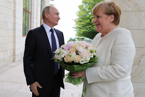 Bild: De ce florile oferite de Putin lui Merkel reprezintă de fapt o jignire