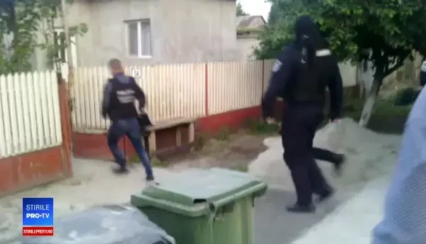 Percheziții la persoane care ar fi comis jafurile din Sinești, după ce înțepau roțile mașinilor