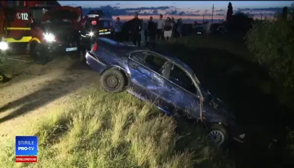 Două tinere din Arad au murit, după ce au plonjat cu mașina în lac. Martorii spun că făceau drifturi