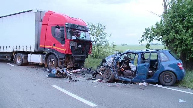 Șoferiță transportată de urgență la spital după ce a intrat într-un TIR